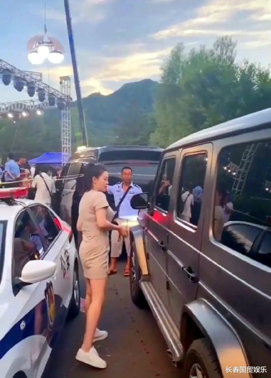 盛纮|赵本山女弟子开200万豪车现身片场，穿紧身裙大秀好身材