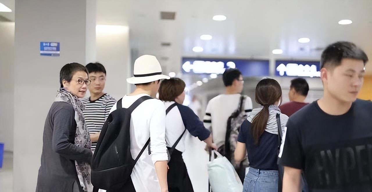 穿衣搭配|蒋雯丽与姐姐牵手现身机场,两人长得真像,穿搭却暴露年龄差