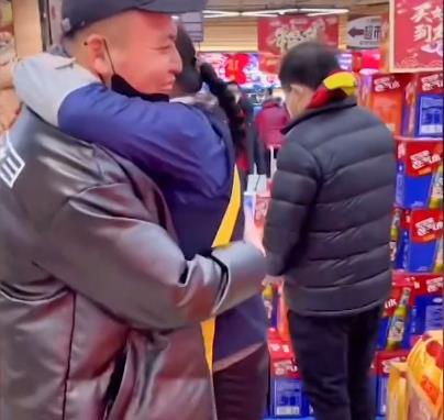 辽宁男子两年未回家,乔装到妈妈摊位,认出儿子后一举动令人泪目