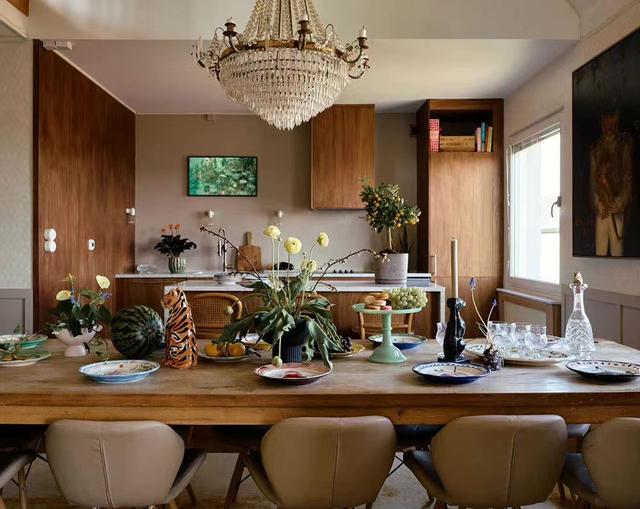 一家人居住的顶层复式住宅，水晶灯和温暖木色温馨复古，令人羡慕