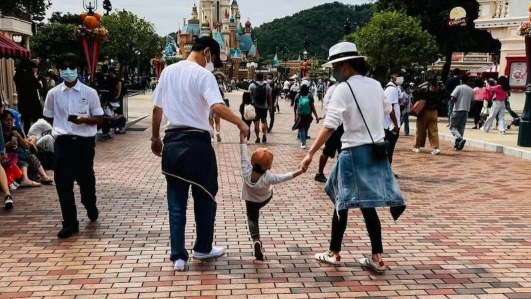 傅程鹏|罕曝老公近况！知名港星晒一家亲子装出游，曾以40岁高龄剖腹产子