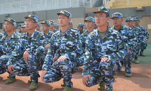 热舞|大学生军训火辣热舞火了,脱外衣露亵衣惹争议,网友:像酒吧舞女