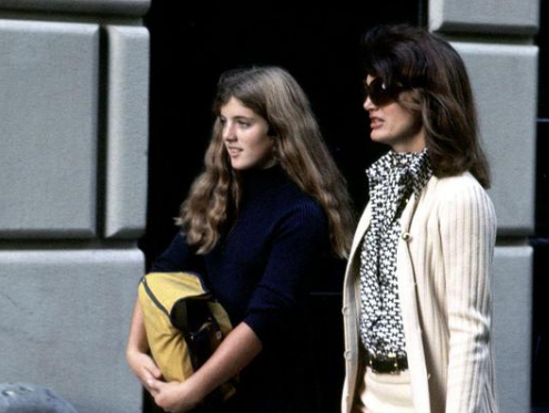 杰奎琳|杰奎琳:20多岁嫁给肯尼迪,30多岁就遭嫌弃,拿着几千万优雅转身