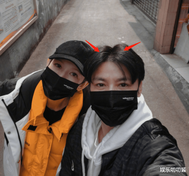 肖鹤云|49岁蔡少芬街头吃素面，肤白貌美似少女，老公张晋白发太吸睛