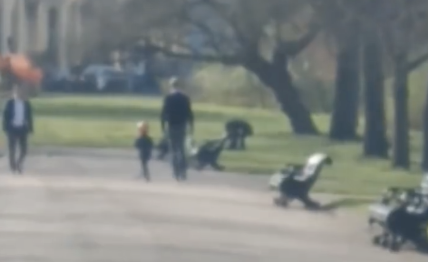 路易·亚瑟·查尔斯|3岁路易王子罕见亮相!在公园玩滑板车太萌,和乔治一样有大长腿