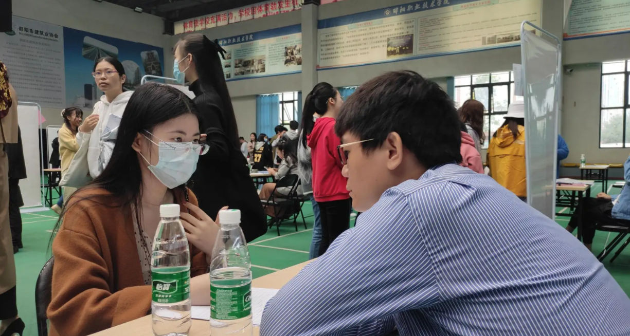 应届生|“上了三年网课谁敢要？”某企业直言今年不招应届生，为谁买单？