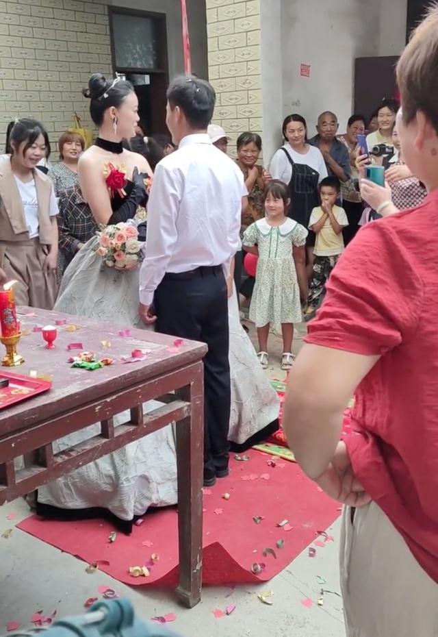 漂亮美女嫁给平庸男子,网友酸意满满,奉劝新郎婚后不要外出打工