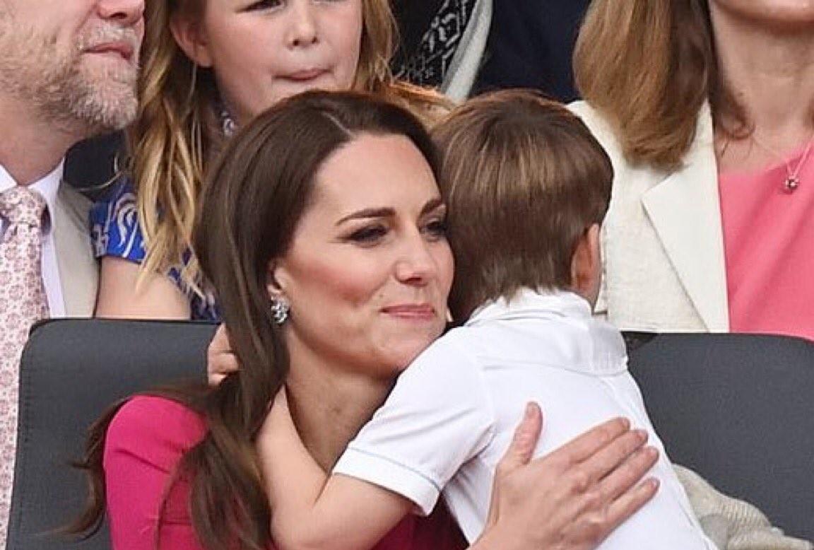 路易·亚瑟·查尔斯|路易王子是妈宝男？出席活动搂住凯特不松手，又是吻她又是捂她嘴