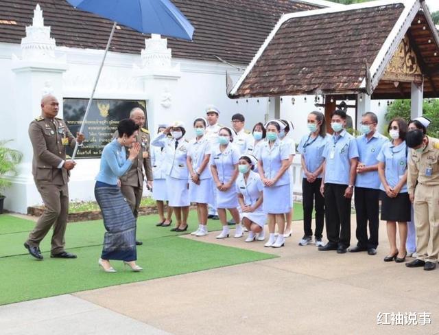 诗妮娜|70岁泰王旧情难忘，恢复了诗妮娜一切头衔，夫妻在曼谷皇宫团聚
