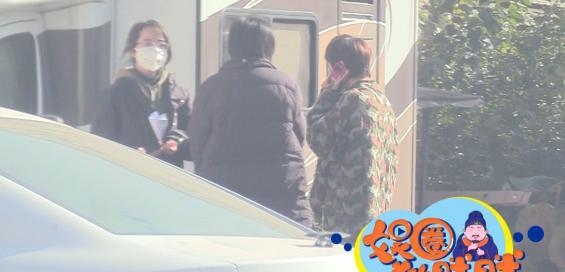 孙俪|孙俪霸气红衣登时尚杂志开年封面穿迷彩服拍广告现场忙碌玩手机