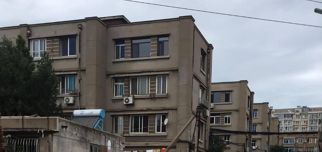 |八旬老汉钓鱼,年轻女子坐腿上,大爷说:钓的不是鱼,是情趣