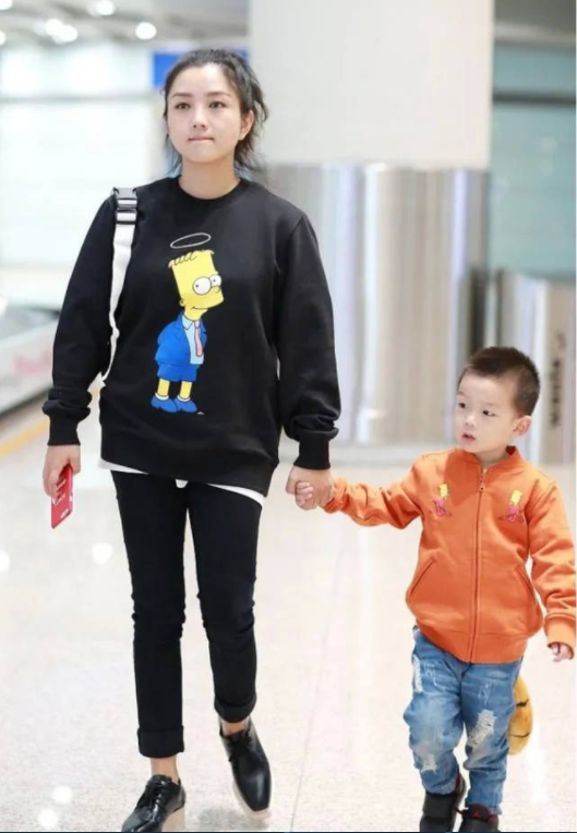 卫衣 何洁瘦下来真变美不少，卡通卫衣配高马尾，活力满满嫩成18岁少女