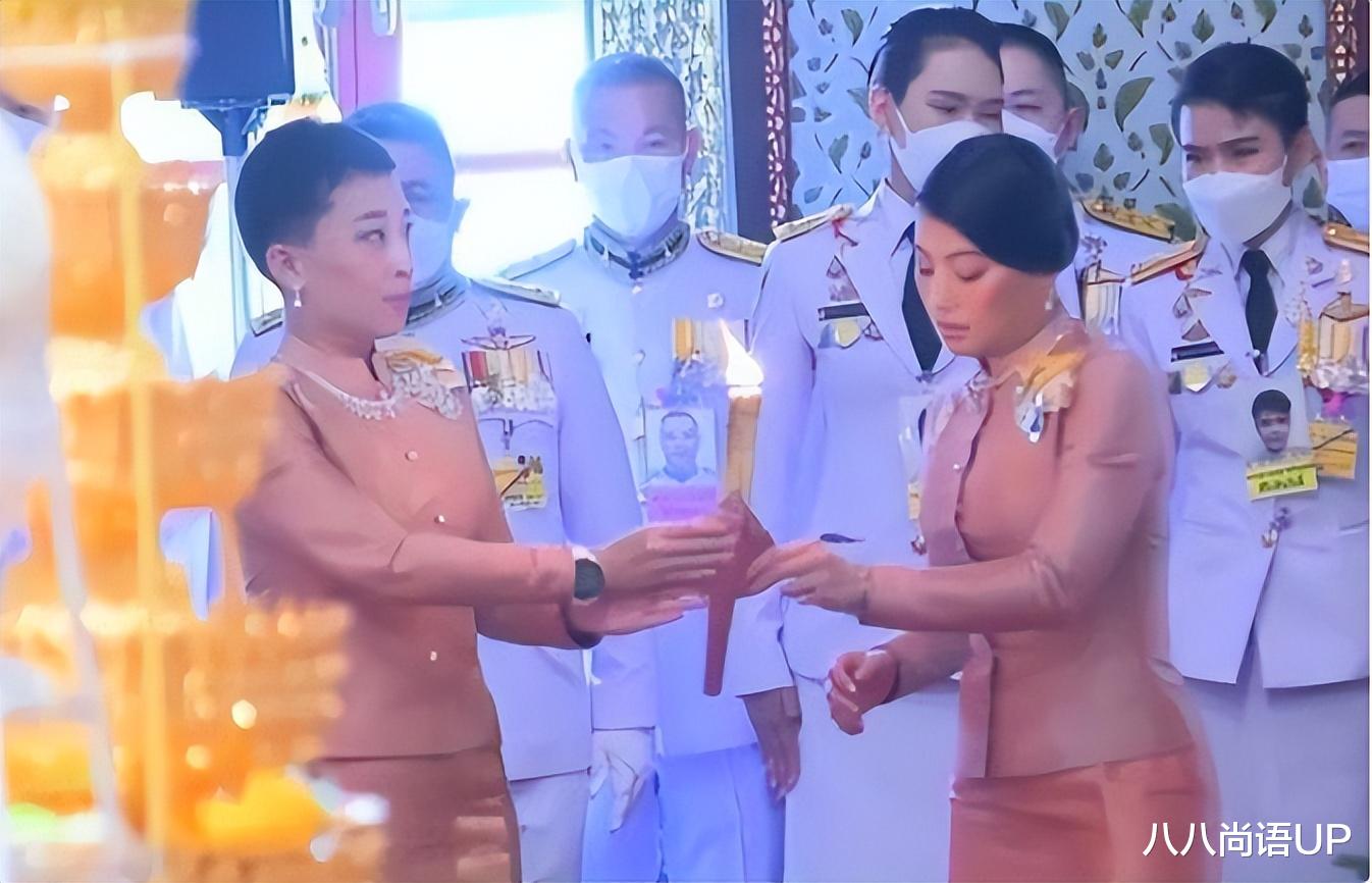 思蕊梵|帕查拉与思蕊梵,同穿姐妹装为“父母”祈福,还跪拜苏提达真孝顺