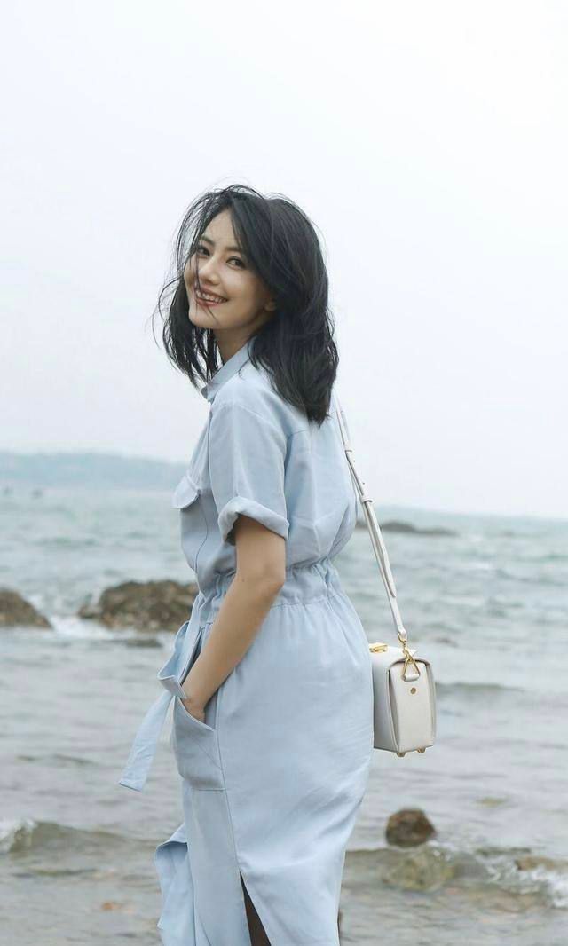 发型 女人到中年就放弃“黑长直”吧,换这4种发型才洋气,阿姨变姐姐