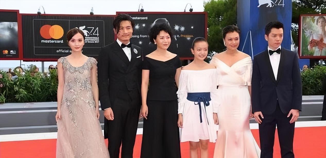 史可|史可难得放开一回！却选错礼服暴露尴尬曲线，外籍老公壮得像保镖