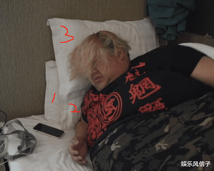 睡眠 网红胖猴仔减肥生活曝光，睡觉枕3个枕头，老板亲自监督