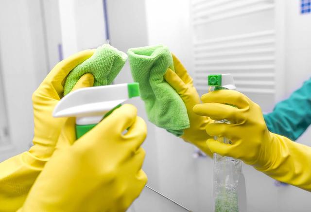 刷厕所又脏又累?我家常备4种清洁剂,轻松搞定厕所卫生