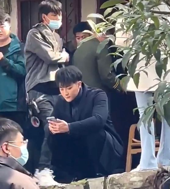 黄子韬|太甜了！黄子韬在杭州拍戏，请女搭档吃烤肠，还单手将对方扛起来