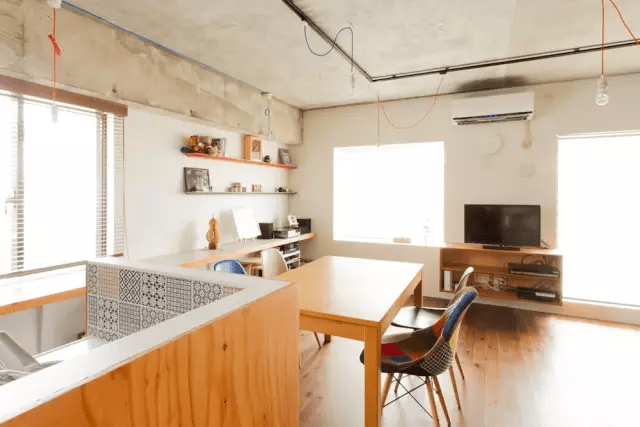 两套清水泥工业风的新房,看起来太省钱了,厕所养鱼谁想得到呢?