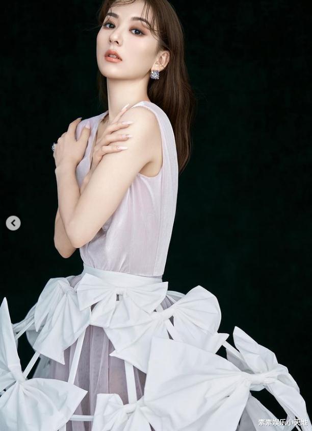 方媛|嫁给郭富城第5年,方媛戴着超大钻戒拍照,贵妇气质胜过女明星