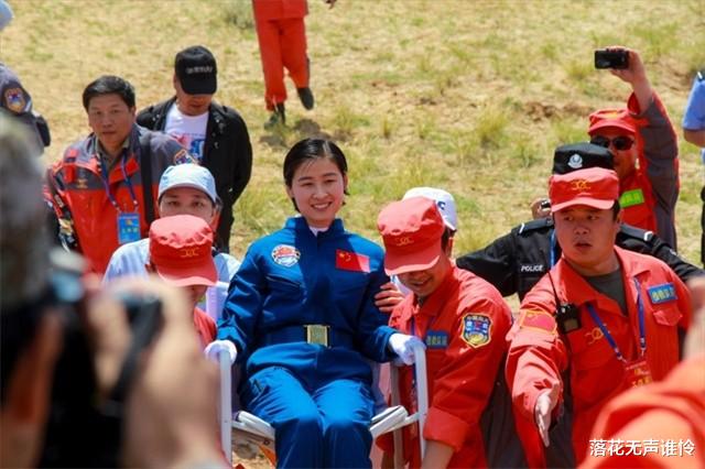中国首位女宇航员返回地面后,为何销声匿迹了?如今她的生活怎样