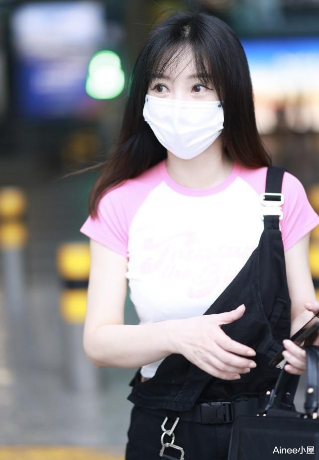 背带裤|柳岩的娇嫩不是装的,粉袖T恤配背带裤,拉下一半挺别致的