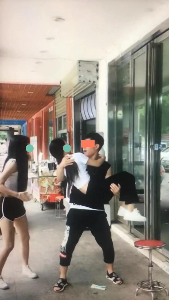 男子和女友逛街时见义勇为,抱住摔倒的女子,却得不到女友的理解
