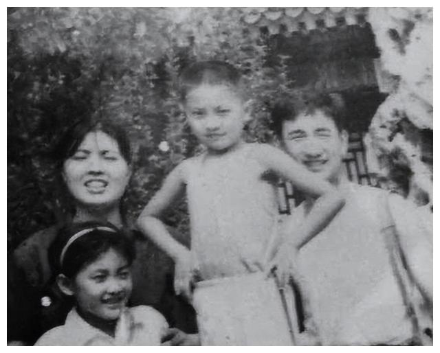 牛莉|“文体全能”牛莉爽文人生:老同学暗恋她20年,丈夫将她宠上天