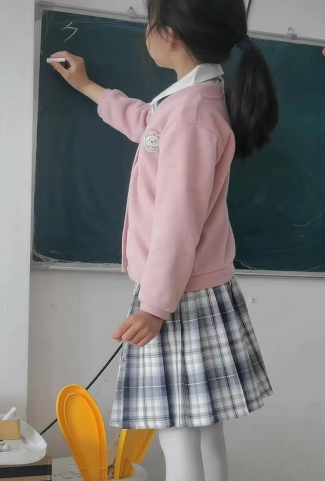 |太萌了！田静父亲分享外孙女生活片段，悦悦变身小老师，有模有样