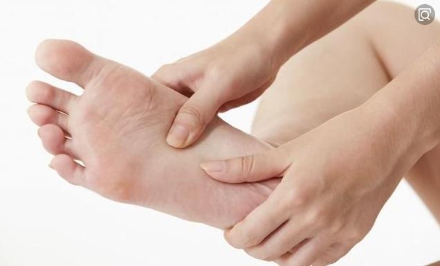 脾胃|脚上若出现这3个不起眼的症状，可能是大病要来的征兆，早知早好