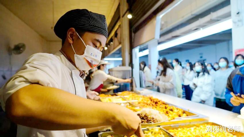 厨师炒菜水龙头一直开着,难道不浪费水吗?过来人一席话说出原因