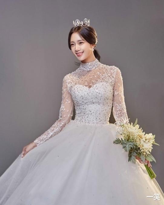 张少华|亚洲第一美女克拉拉晒照庆生，老公视角下戴婚戒秀恩爱，浪漫十足