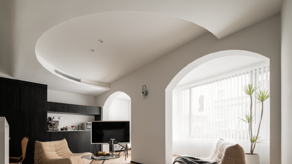 98m2弧形+原木色:重组空间后的轻法式之家,随性又自由