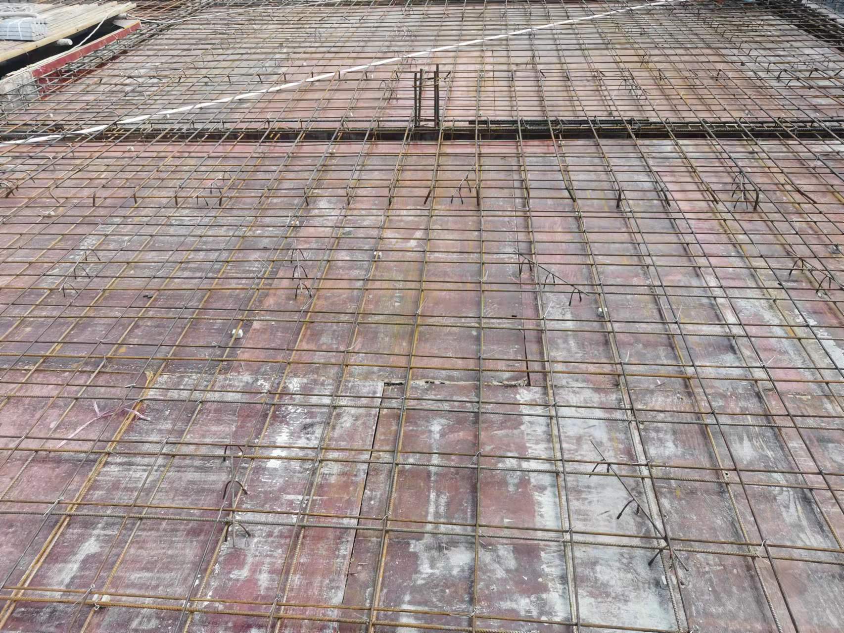 新建楼板开裂分析，楼板裂缝你认为怎么形成的