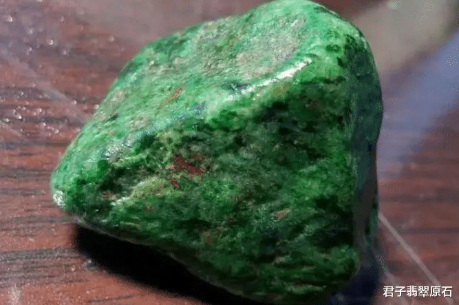 翡翠|帝王绿布满全身的翡翠小料，尽管看起来干巴巴的，可拿去做货成品竟“神”了！