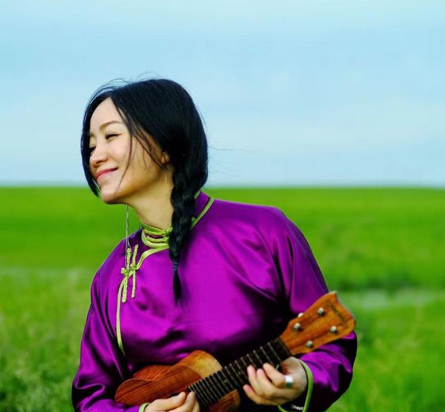 斯琴格日乐|53岁斯琴格日乐近况曝光，坐在路边弹唱无人认出，大声唱歌蹦老高