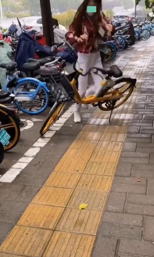 求职|女子走路不看路,撞到自行车并摔倒在地,路过的男子好心将她扶起