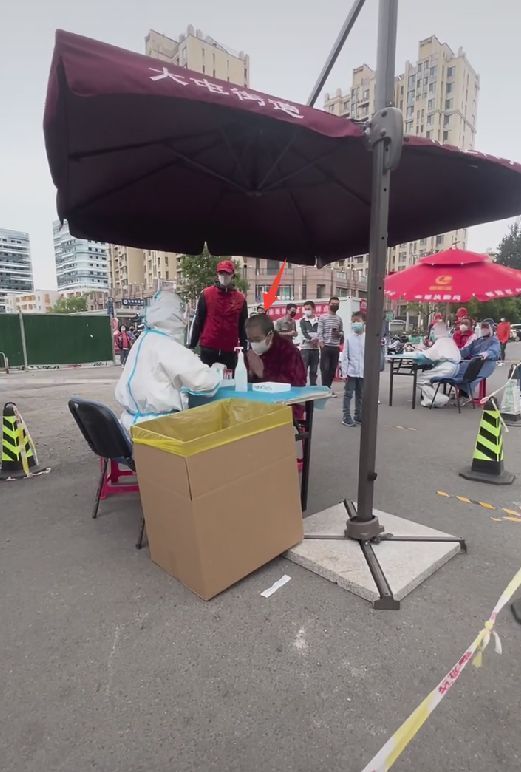 容嬷嬷|偶遇“容嬷嬷”做核酸，满头白发精神抖擞，感谢大白被赞有礼貌