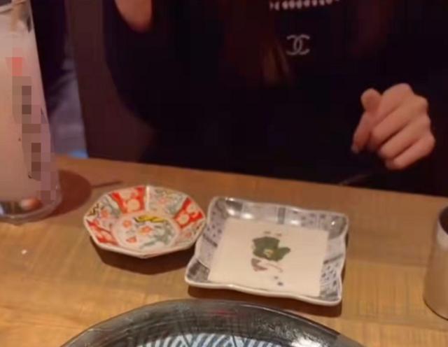 高晓松 高晓松14岁女儿罕见曝光,长发飘飘身形纤细,做睫毛美甲气质成熟