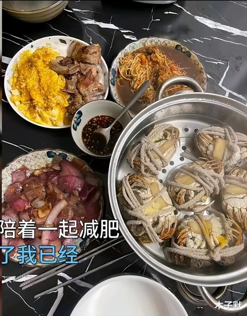 女孩 男朋友把她养胖又带她减肥，世界上最好的情话：我陪着你