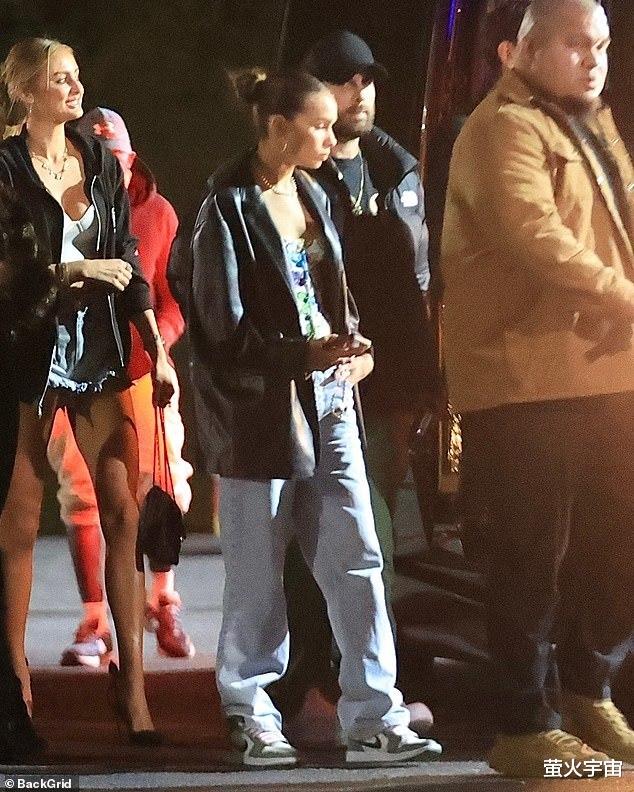 黎姿|贝克汉姆22岁长子久违外出，紧扣未婚妻手傻乐，前任约会卡戴珊大姐夫