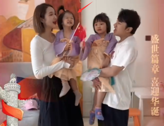 王祖蓝|王祖蓝携全家祝福祖国，俩女儿穿汉服手摇国旗，从小教育孩子爱国