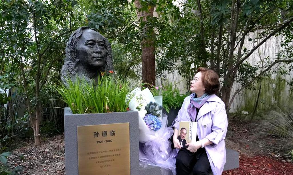 顾永菲|久违的前上影演员顾永菲现身,《雷雨》演繁漪,孙道临铜像前献花