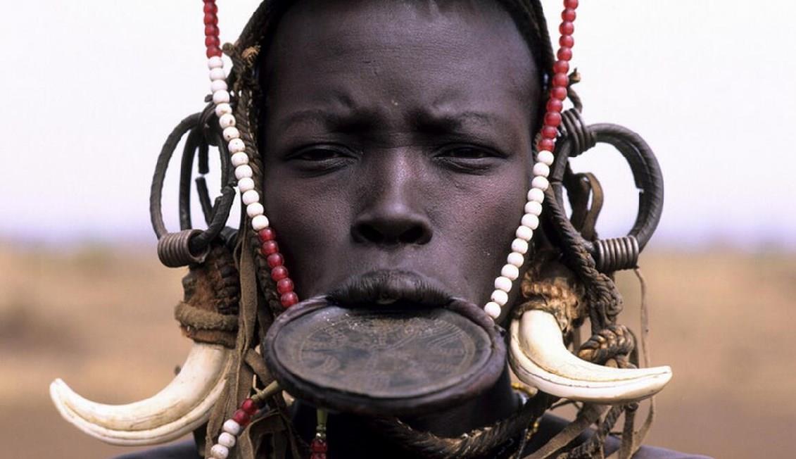 围巾 以大嘴为美的非洲盘唇族：嘴唇越大彩礼越多，不盘唇就嫁不出去