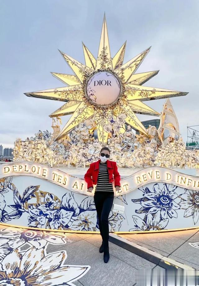 方媛|天王嫂方媛分享全家福,郭富城扮演圣诞老人,与妻子秀恩爱