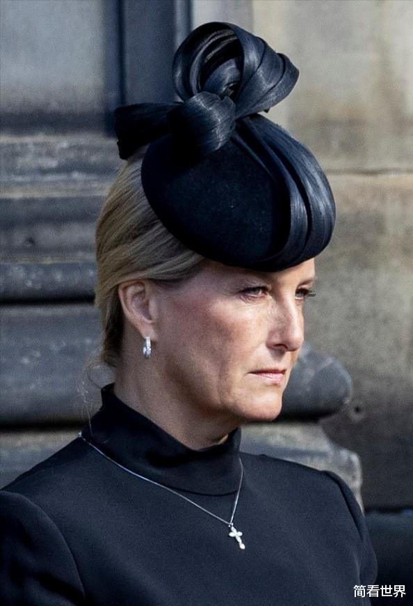 |57岁苏菲王妃太美了！穿火红长裙惊艳亮相非洲，笑靥如花不再悲伤