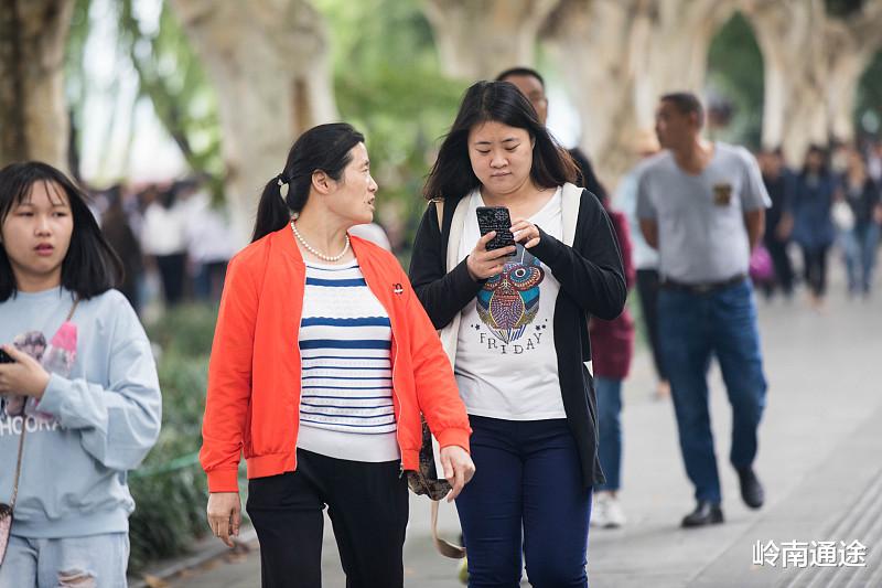 曲面屏|拿着五六千的工资,下班就躺在床上玩手机?优秀就是与别人不一样