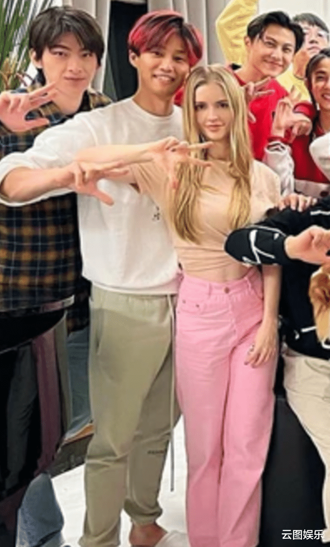 徐乃麟|62岁徐乃麟豪宅设宴，妻子罕见露面稳坐C位，准洋儿媳妇身材出众