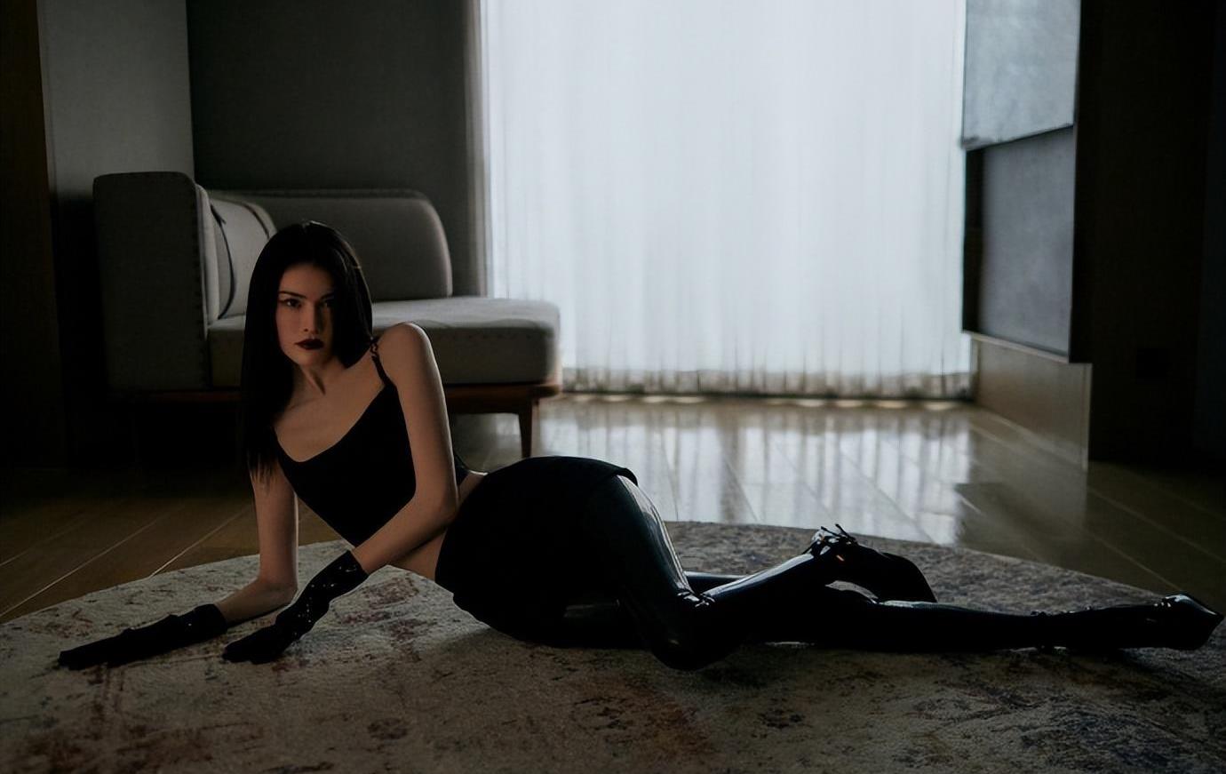 何穗|国际名模何穗分享新写真,低胸背心凸显雪白肌肤和苗条身材