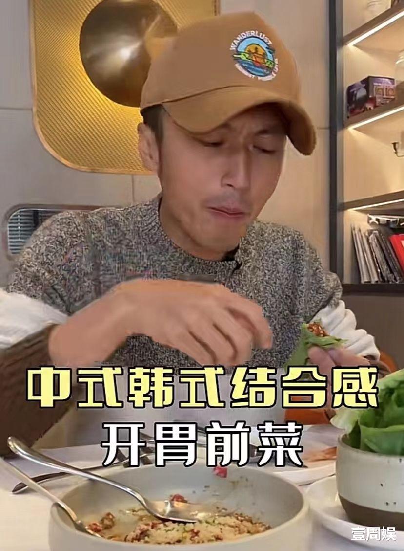 谢霆锋|谢霆锋出门吃西餐,高温天气穿毛衣,撸起袖子大口啃汉堡包!